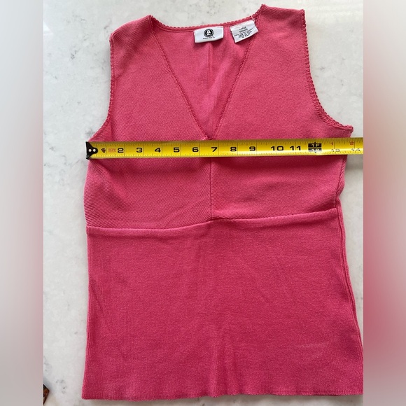 6 Tank Tops - Picture 2 of 15